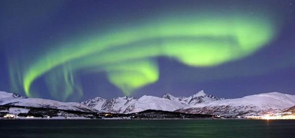 Tromsø where we are staying is situated right in the centre of the Northern Lights zone and is, therefore, together with the interior ice in Greenland the tundra in northern Canada, among the best places on earth to observe this phenomenon. Most of the Northern Lights outbursts visible from Tromsø are green, but large outbursts can also include other colours